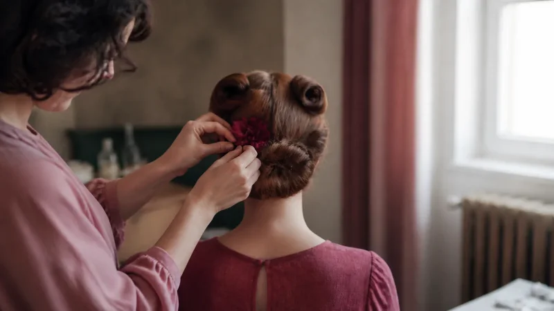 découvrez la définition de la coiffure vintage : un style rétro emblématique qui allie élégance et nostalgie, avec des techniques inspirées des décennies passées. plongez dans l'univers de la coiffure vintage et apprenez à recréer ces looks classiques avec notre guide complet.
