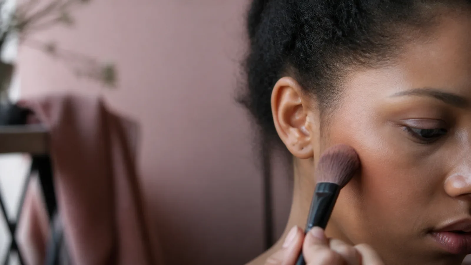 découvrez ce qu'est le contouring, une technique de maquillage qui façonne et définit les traits du visage. apprenez les bases, les astuces et les produits nécessaires pour maîtriser cet art et obtenir un look impeccable.