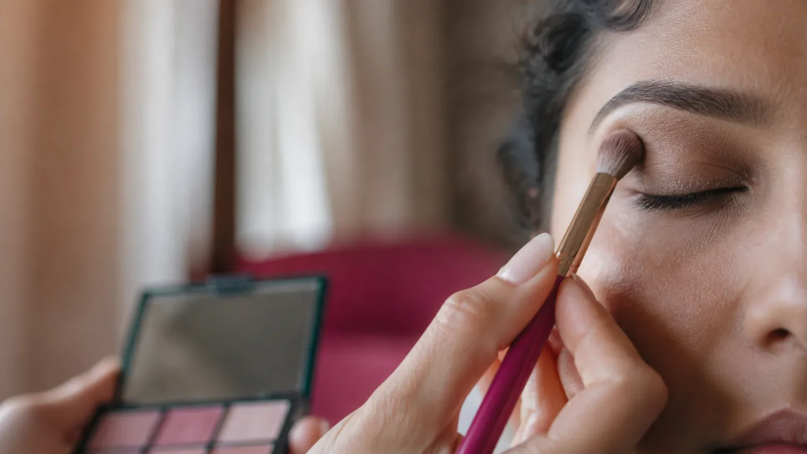 découvrez le maquillage nude, une tendance naturelle qui met en valeur votre beauté tout en restant discret. apprenez à définir ce style, ses techniques et ses produits essentiels pour un look élégant au quotidien.