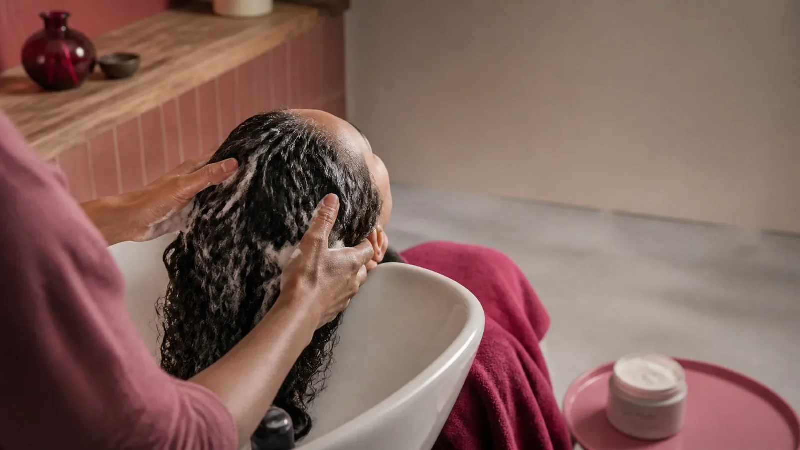 découvrez ce qu'est la detox capillaire, une méthode innovante pour purifier et revitaliser vos cheveux. apprenez comment cette technique favorise un cuir chevelu sain et renforce la brillance de votre chevelure.