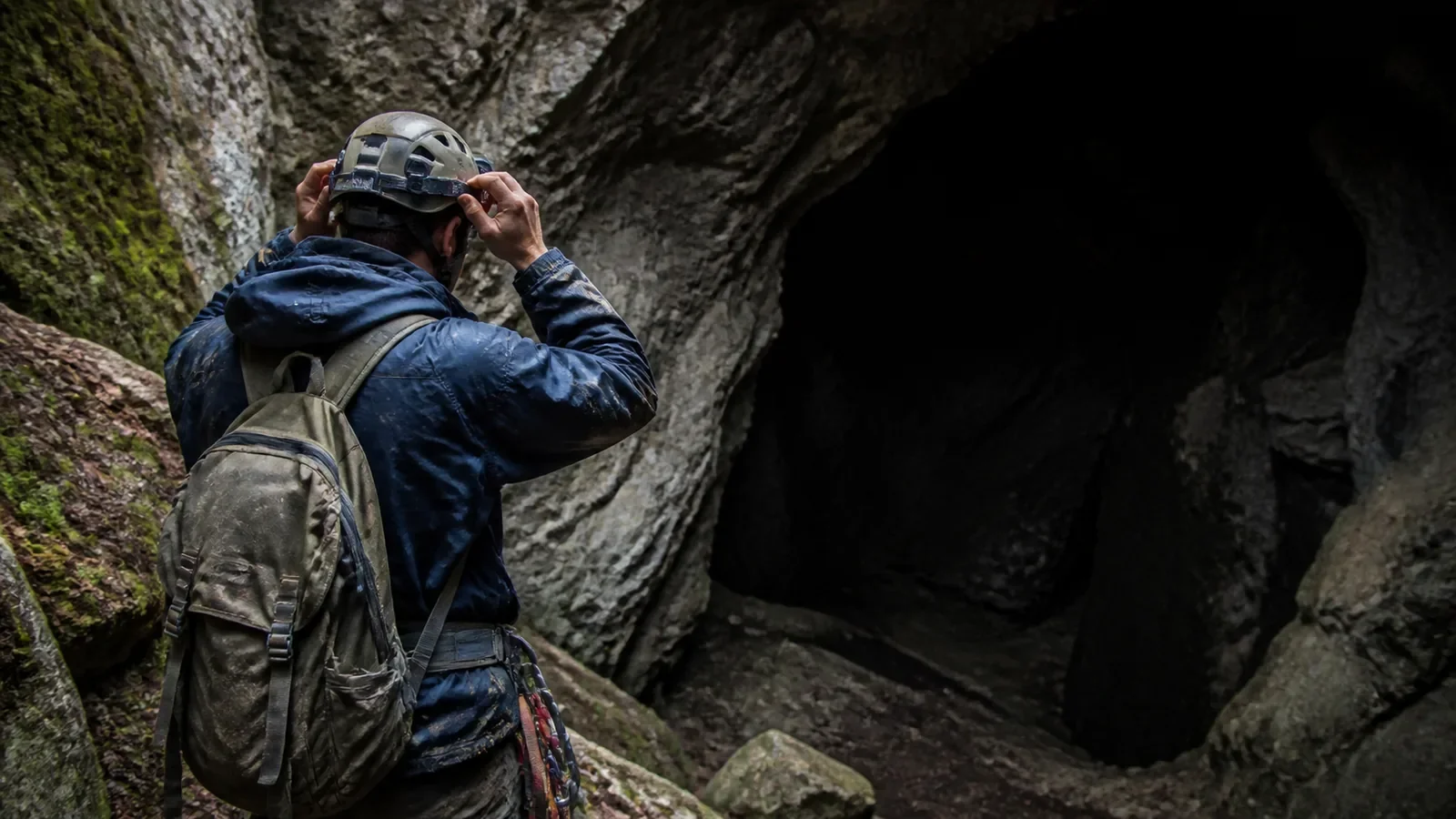 découvrez le tourisme souterrain, une expérience unique qui explore les mystères du monde souterrain. cette définition vous plonge dans l'univers fascinant des grottes, tunnels et autres sites cachés, révélant les richesses naturelles et historiques qui se cachent sous nos pieds.