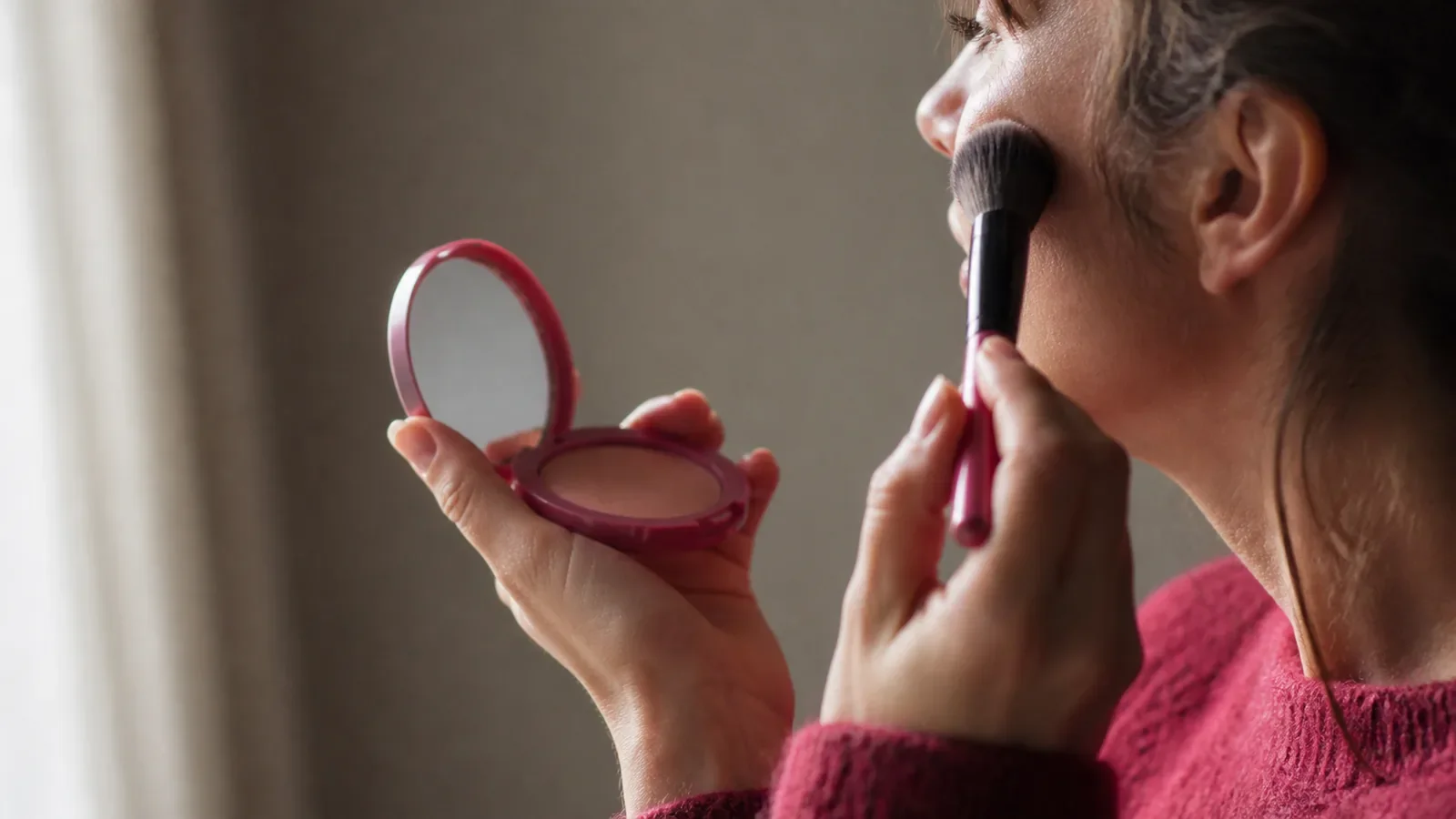découvrez la retouche maquillage : une technique essentielle pour corriger et sublimer votre teint. apprenez sa définition, ses bienfaits et comment l'appliquer pour un look impeccable au quotidien.